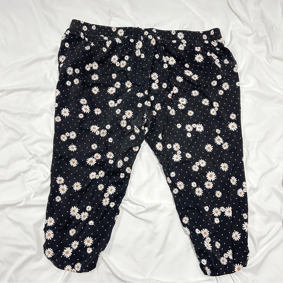 Torrid Black Dot & Daisy Challis Capri Jogger - Picture 5 of 6